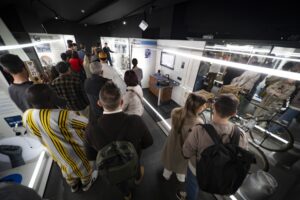 Visitants observant l'exposició sobre bicicleta i món laboral al Bici Lab Andorra