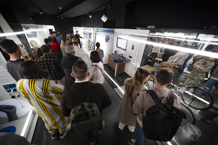 Visitants observant l'exposició sobre bicicleta i món laboral al Bici Lab Andorra
