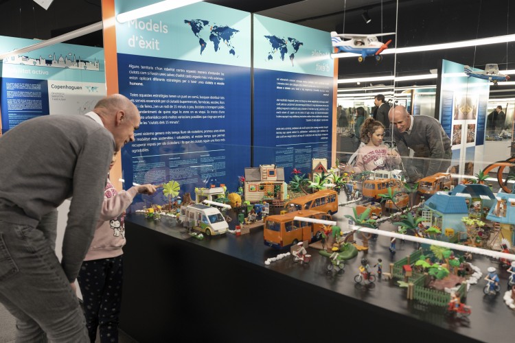 Visitants observant diorames urbans en l'exposició Ciutats a escala humana