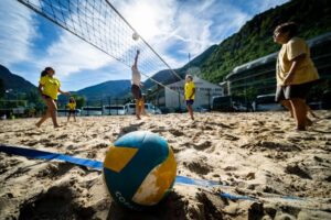 Jóvenes jugando voleibol en la arena durante actividades deportivas en Andorra