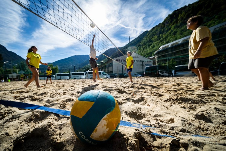 Jóvenes jugando voleibol en la arena durante actividades deportivas en Andorra