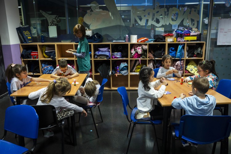 Niños participando en actividades en un espacio de ocio en Andorra