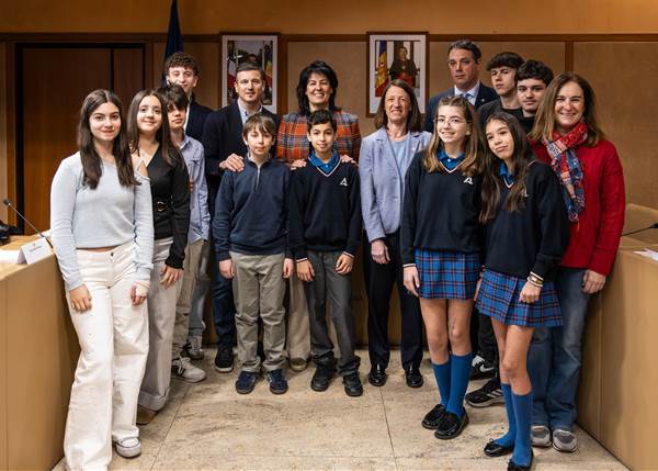 Grup de joves presentant propostes al Consell dels Adolescents de les Valls del Nord