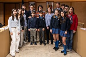 Grupo de jóvenes presentando propuestas en el Consell d'Adolescents de les Valls del Nord