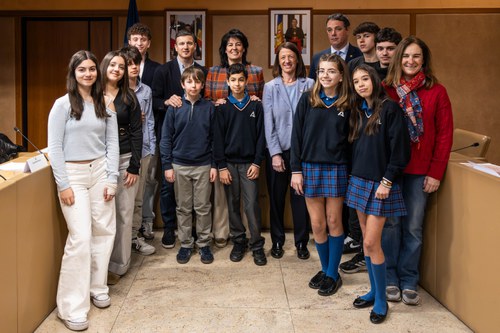 Grupo de jóvenes presentando propuestas en el Consell d'Adolescents de les Valls del Nord