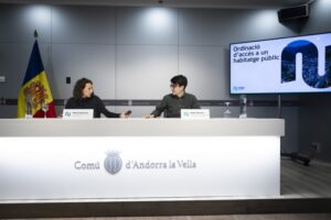Dos personas discutiendo sobre normativa de vivienda en Andorra la Vella