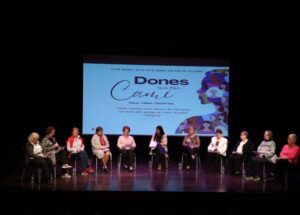 Dones compartint experiències en una taula rodona a La Massana.