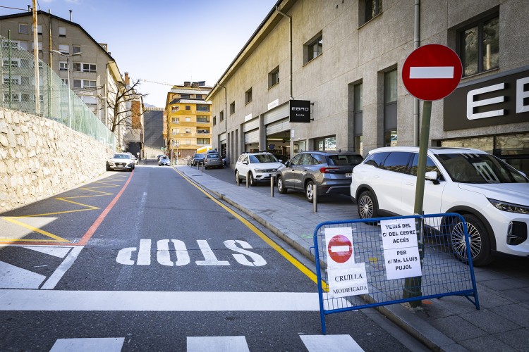Carrer Castell de Sant Vicenç en Andorra amb senyals de trànsit