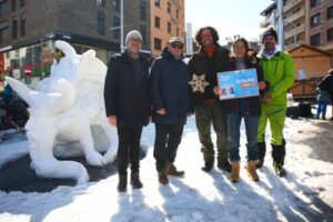 Artistes guanyadors amb l'escultura de neu 'Therion' al Pas de la Casa.