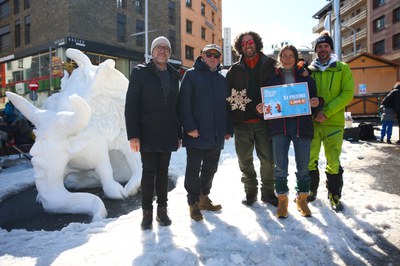 Artistes guanyadors amb l'escultura de neu 'Therion' al Pas de la Casa.