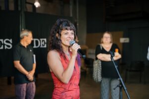 Mujer hablando en un recital poèticomusical en Sant Julià de Lòria