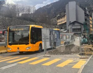 Autobús en el carrer de la Molina reobert a Encamp