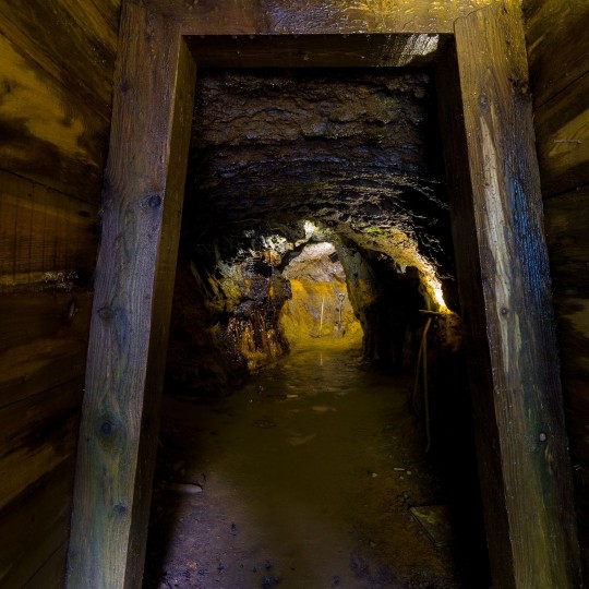 Interior de la mina de ferro de Llorts mostrando su estructura y luz natural