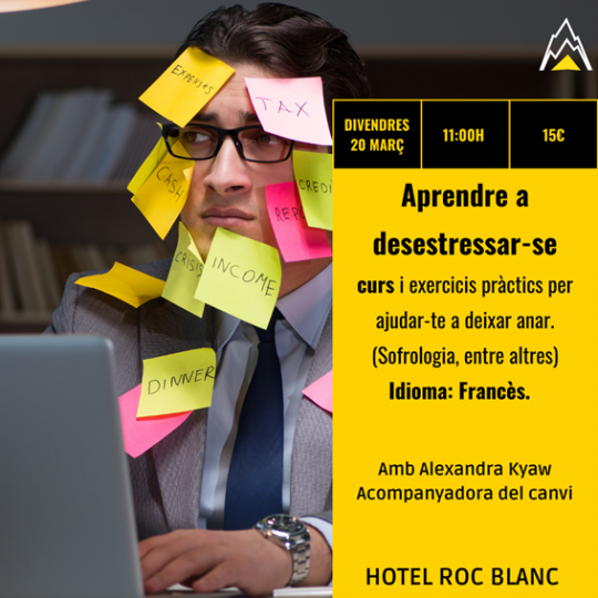 Hombre estresado con notas adhesivas en la cara y computadora.