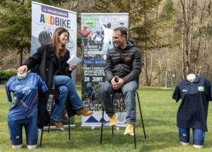 Presentació de l'ANDBike amb participants i roba ciclista a la Massana