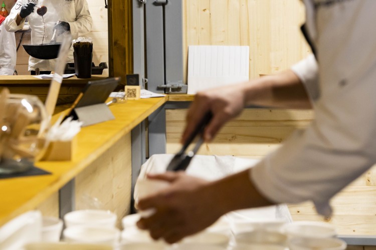 Chef preparando platos en las Jornades del Bacallà en Andorra la Vella