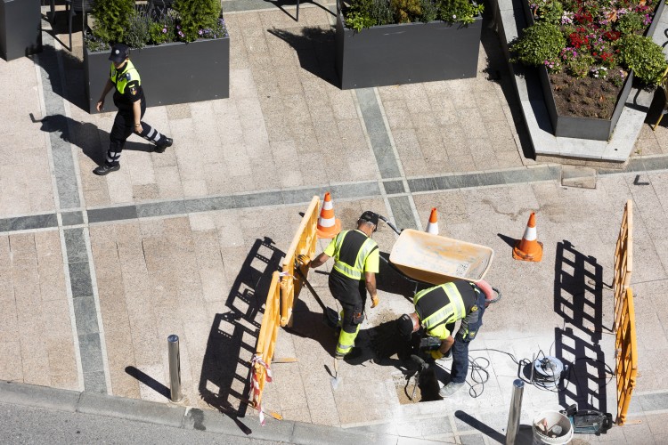 Trabajadores realizando obras en las aceras de Andorra la Vella