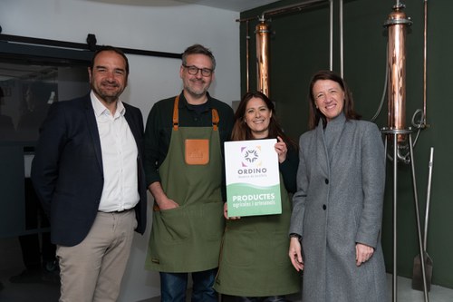 Equipo de la destil leria FORA y el Hotel Mu con el sello de Reserva de la Biosfera