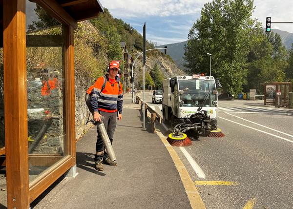 Un trabajador de limpieza en la vía pública de Andorra