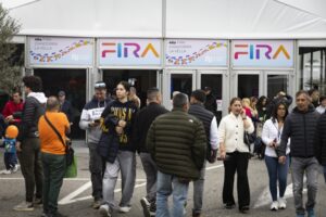 Personas entrando a la 47a Fira d'Andorra la Vella en un evento concurrido.