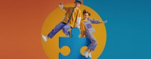 Niños disfrutando de actividades recreativas en un entorno colorido