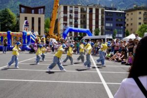 Grup de persones ballant en un esdeveniment a Encamp