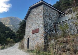 Edificio de gestión de aguas en La Massana, Andorra, rodeado de naturaleza.
