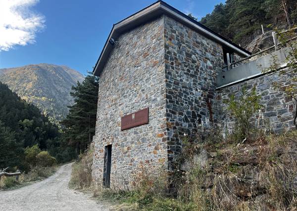 Edificio de gestión de aguas en La Massana, Andorra, rodeado de naturaleza.