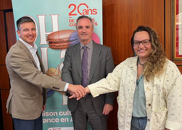 Tres personas en un evento cultural sobre el teatro en Andorra.