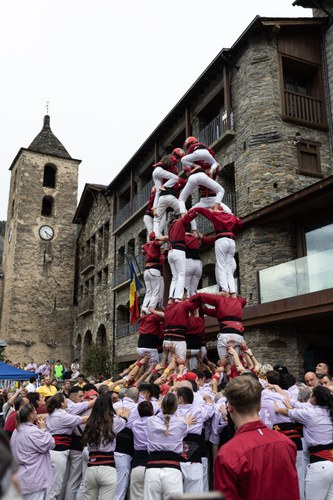 Castellers d'Andorra formant un castell a Ordino amb públic emocionat.