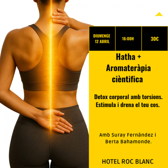 Mujer participando en taller de Hatha y aromaterapia científica