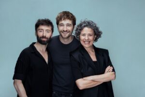 Actores de la obra Honestedat en Andorra la Vella posando para la foto