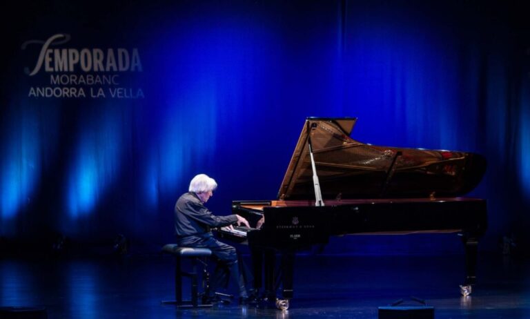 Pianista actuando en la Temporada MoraBanc en Andorra la Vella