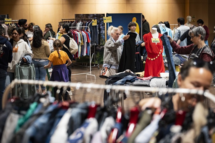 Personas intercambiando ropa en el mercado El Troc en Andorra la Vella.