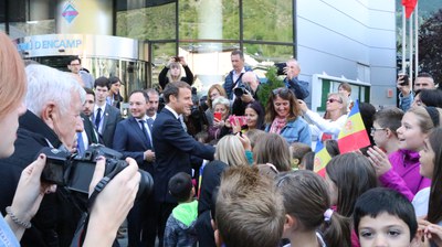 Emmanuel Macron saludando a niños durante su visita a Encamp