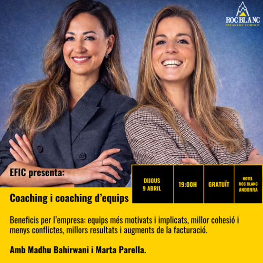 Dos ponentes sonrientes en una charla sobre coaching de equipos