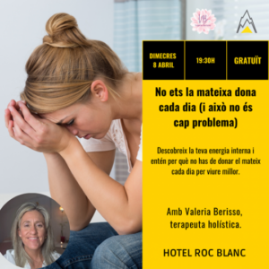 Mujer reflexionando sobre la energía interna en un evento