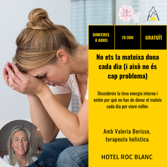 Mujer reflexionando sobre la energía interna en un evento