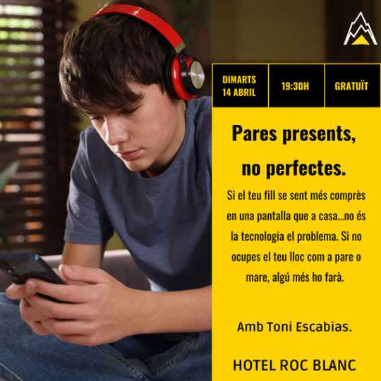 Joven con auriculares usando un teléfono móvil en casa