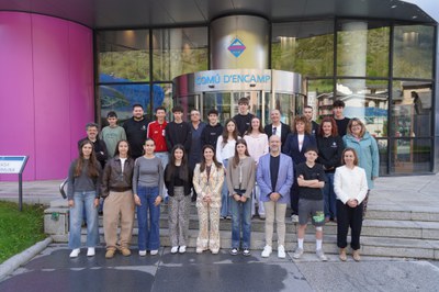 Grupo de jóvenes y adultos en la entrada del Comú d'Encamp