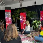 Visitants experimentant a l'Echoes Espai Experiencial amb plantes i tecnologia