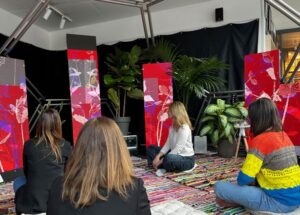 Visitants experimentant a l'Echoes Espai Experiencial amb plantes i tecnologia