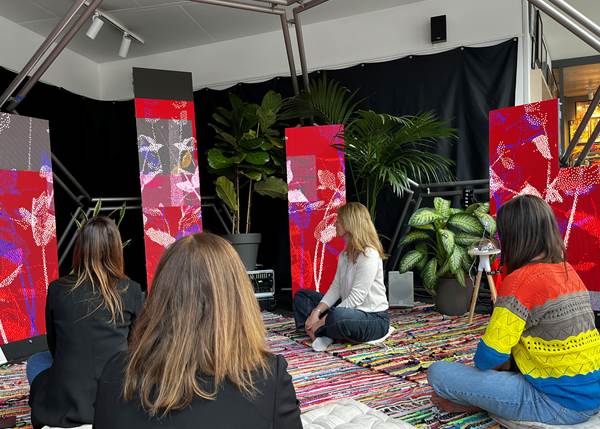 Visitants experimentant a l'Echoes Espai Experiencial amb plantes i tecnologia