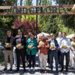 Inauguración del festival Andoflora en La Massana con participantes sosteniendo plantas.