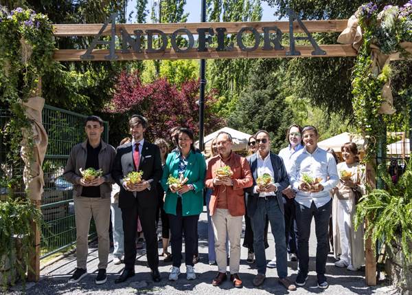 Inauguración del festival Andoflora en La Massana con participantes sosteniendo plantas.