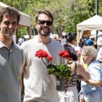 Dos hombres sosteniendo plantas en un evento festivo en la Massana