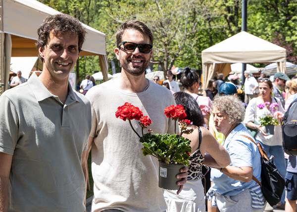 Dos hombres sosteniendo plantas en un evento festivo en la Massana