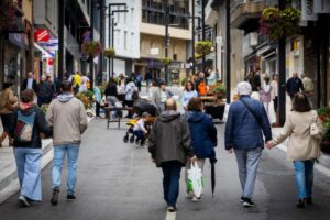 Personas caminando por una calle peatonal en Andorra la Vella