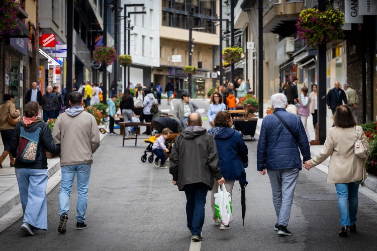 Personas caminando por una calle peatonal en Andorra la Vella