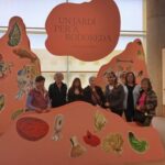 Grupo de personas en una exposición sobre Mercè Rodoreda en Barcelona
